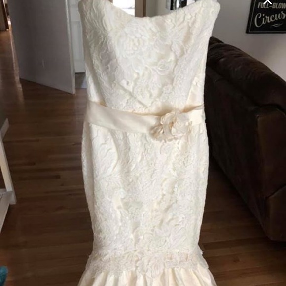 Wedding dress never worn - Picture 2 of 4